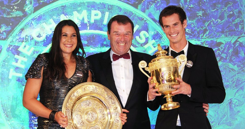 L'ancien président de l'AETLC Philip Brook et les champions de Wimbledon en simples masculin et féminin en 2013
