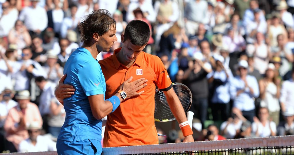Rafael Nadal félicite Novak Djokovic après sa victoire en quart de finale à Roland Garros en 2015