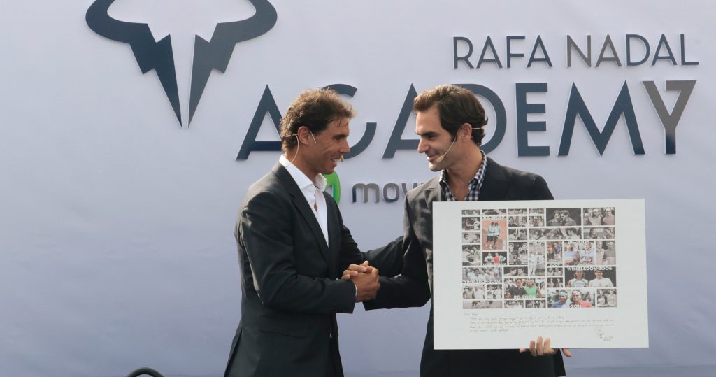 Rafael Nadal offre à Roger Federer un cadre avec des photos de leurs affrontements, lors de l'inauguration de son Académie. 