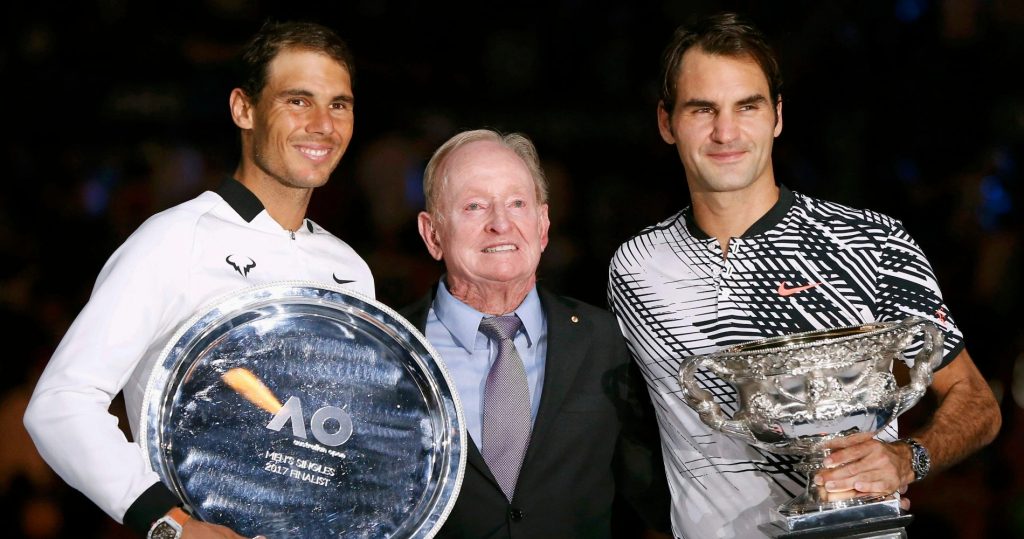 Roger Federer et Rafael Nadal posent avec leurs trophées après l'Open d'Australie 2017. 