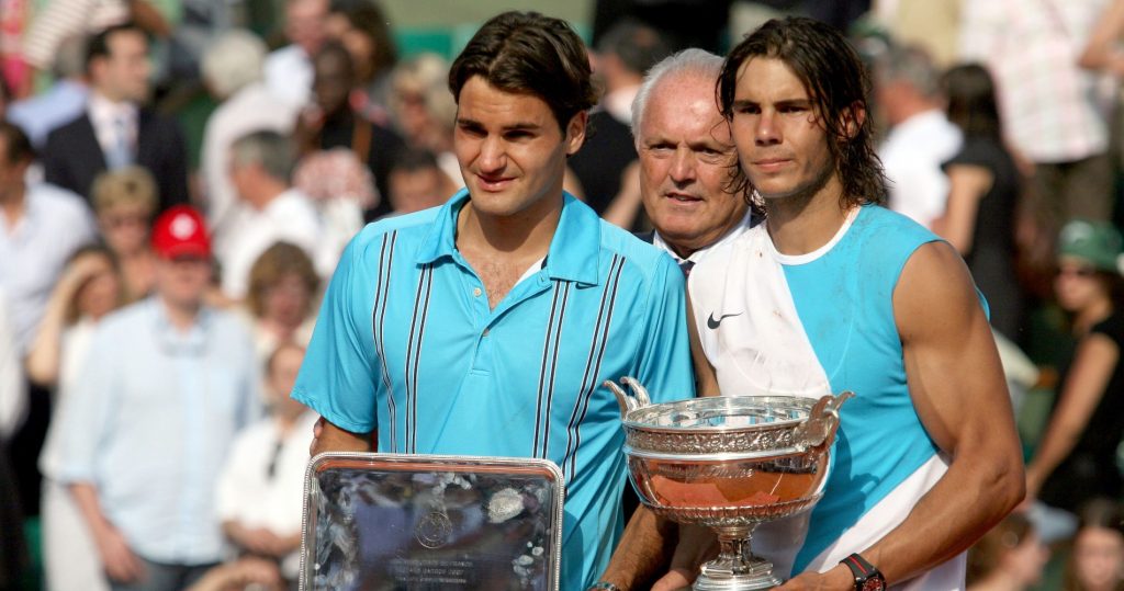 Roger Federer and Rafel Nadal Nadal after the 2007 Roland-Garros final.