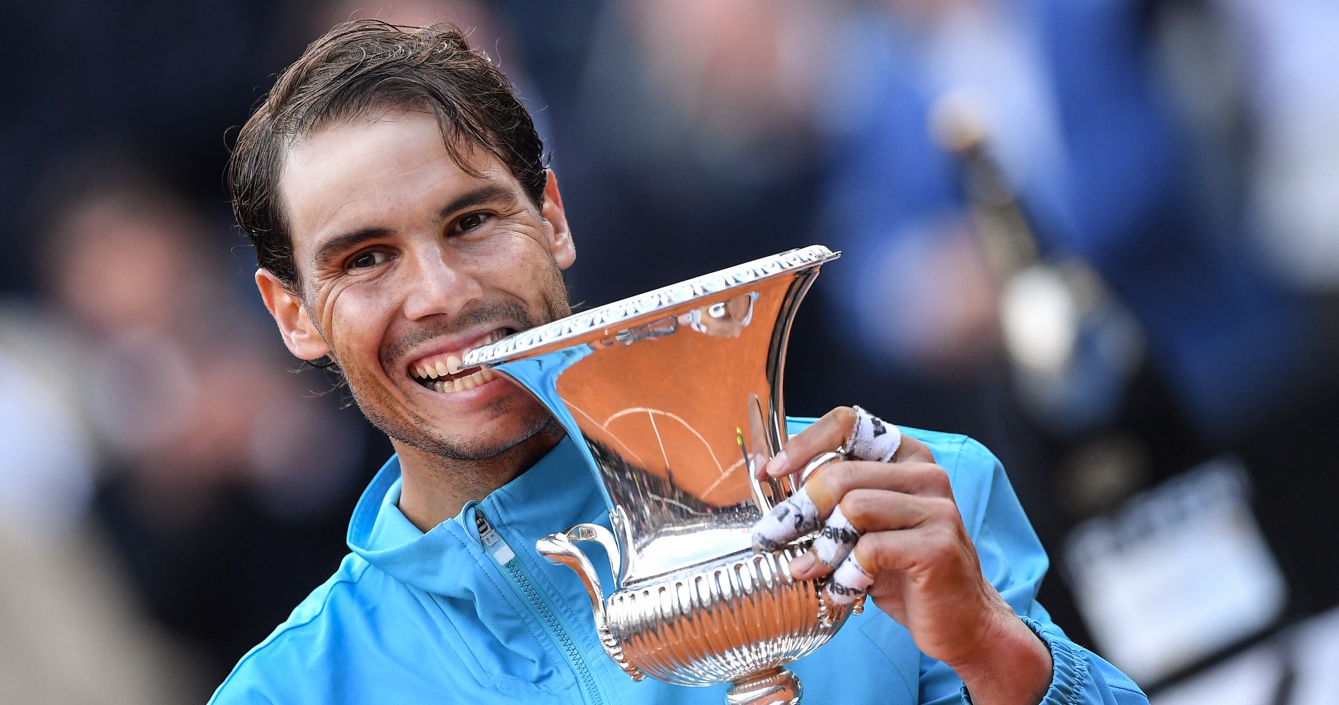 Rafael Nadal pose avec son trophée en 2019.