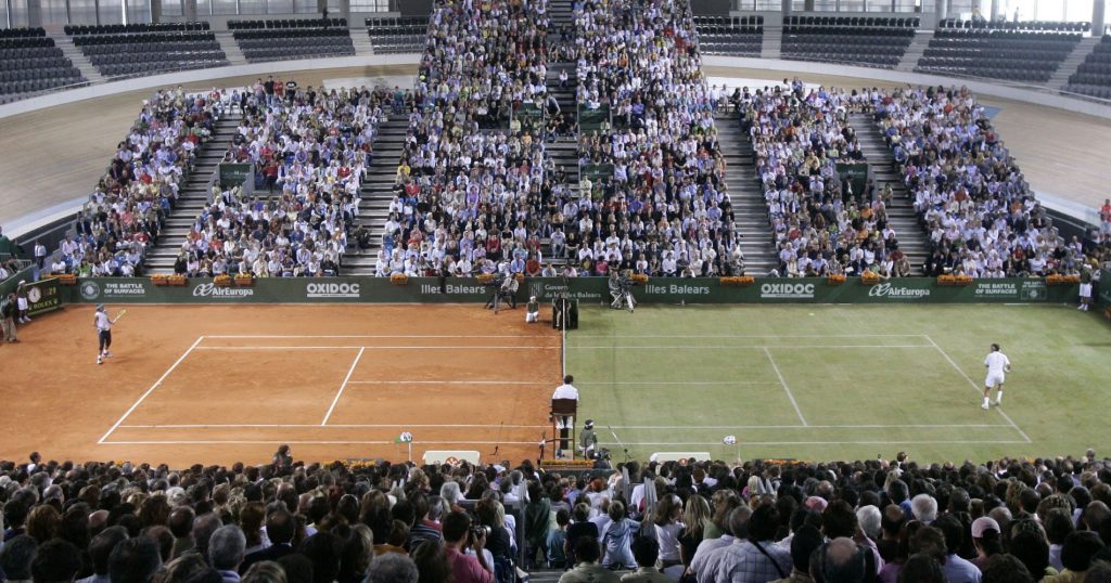 Federer et Nadal pendant l'exhibition "La bataille des surfaces" en 2007. Le court avait été divisé en deux parties, l'une en gazon, l'autre en terre battue. 