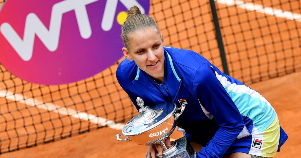 Karolína Plíšková poses with the trophy in Rome in 2019.