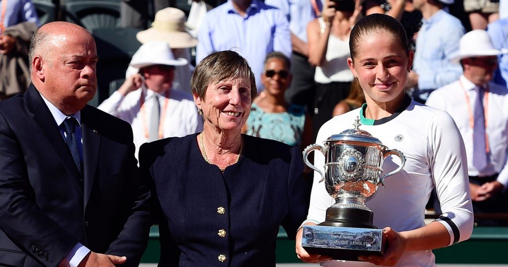 Françoise Durr remet le trophée à Jelena Ostapenko à Roland Garros en 2017