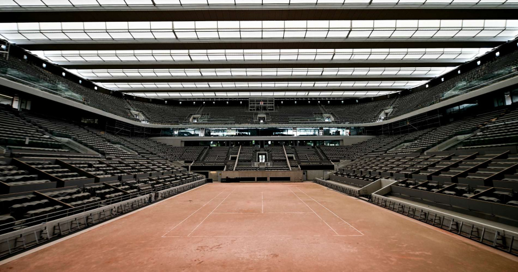Travaux en cours sur le central de Roland Garros avec l avancee de la pose du toit sur le court Philippe Chatrier