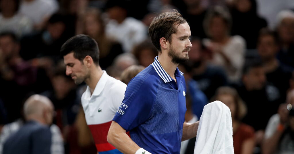 Novak Djokovic et Dannil Medvedev, lors du Paris Masters 2021.
