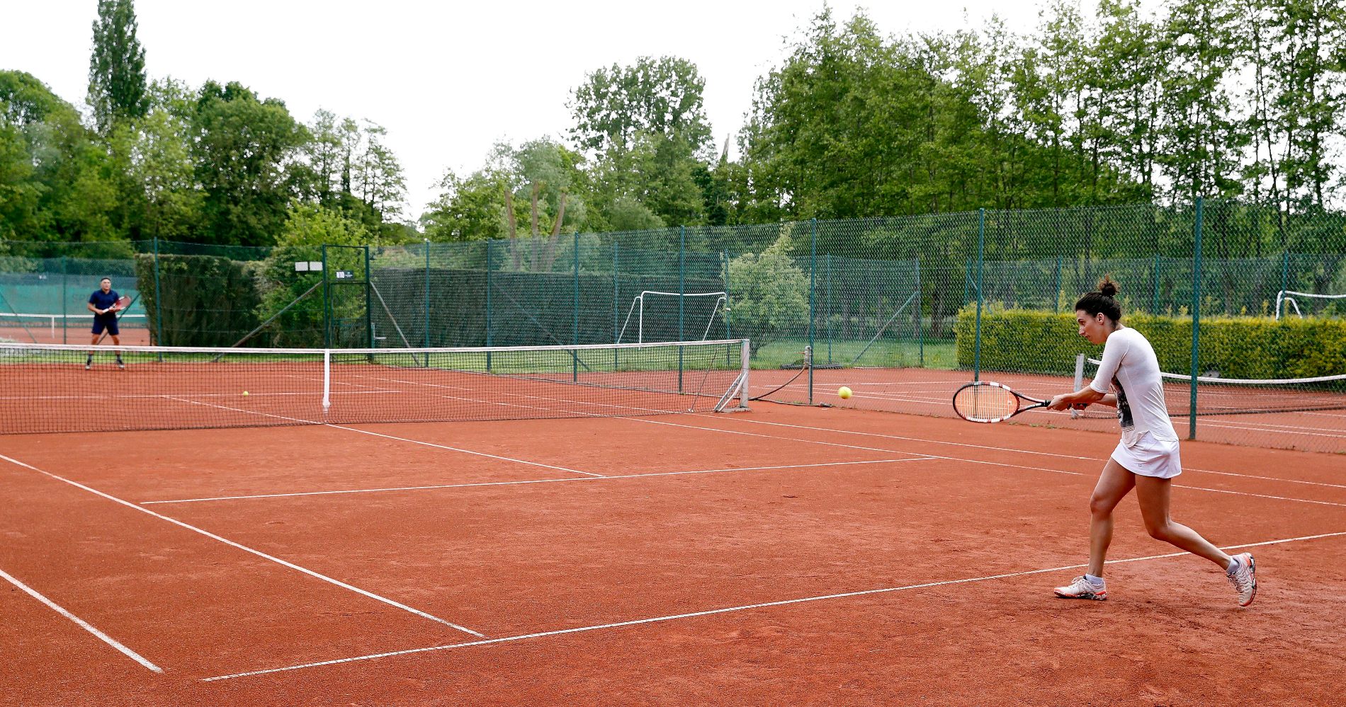 La pratique du tennis est déjà autorisée en Belgique et dans beaucoup d'autres pays d'Europe.